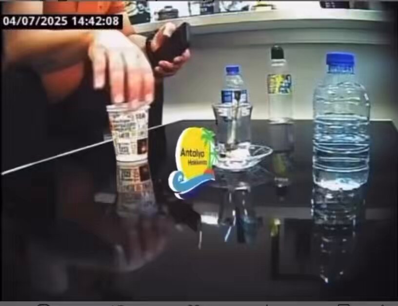 ♦️Polis baklava kutusunda euro olduğunu nerden biliyordu? 1. video ile 2. video aynı yerde çekildi 1. videodaki kamera polis kamerası 2. videoda aynı yerde suçüstü yapılıyor 1. videoda şahıs baklava kutusundaki rüşveti alıyor 2. videoda yurtdışından baklava geldi diyor