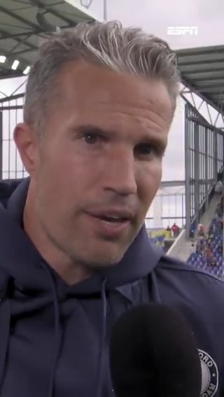 Robin van Persie legt uit waarom Justin Bijlow er niet bij is tegen SC Cambuur en complimenteert Timon Wellenreuther👏 #camfey