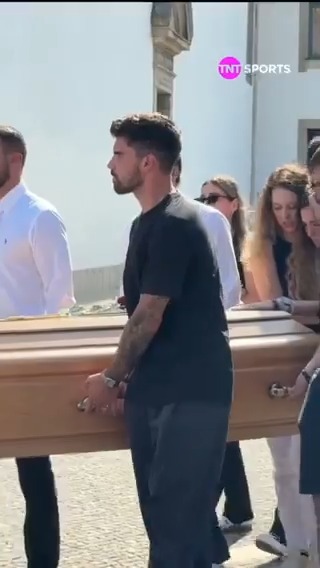 La amistad no sabe de distancias. 🥹 Rúben Neves viajó de Estados Unidos a Gondomar, Portugal tras el Fluminense vs. Al Hilal para el funeral de su amigo Diogo Jota, e incluso cargo el féretro durante el cortejo fúnebre. 🙏