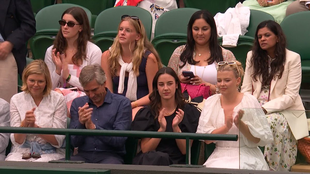 Andreeva after beating Baptiste at Wimbledon “After you won in the last round you thought Conchita wouldn’t let you go home. After a performance like this, she might give you a bit of a rest?” *Mirra sighs* Mirra: “It depends which mood she has” 😭