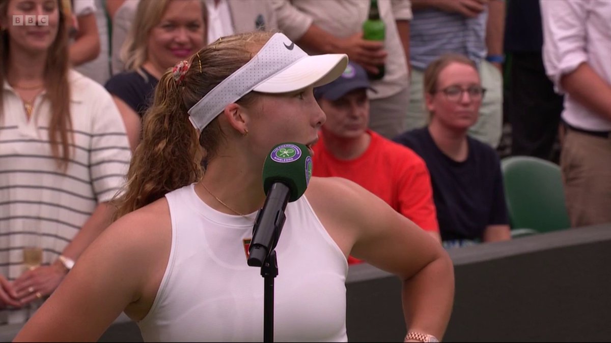 That look over to get the thumbs up from coach Conchita Martinez for some time off 👍😅 Put your feet up briefly before the last 16, Mirra Andreeva! 😌 #Wimbledon