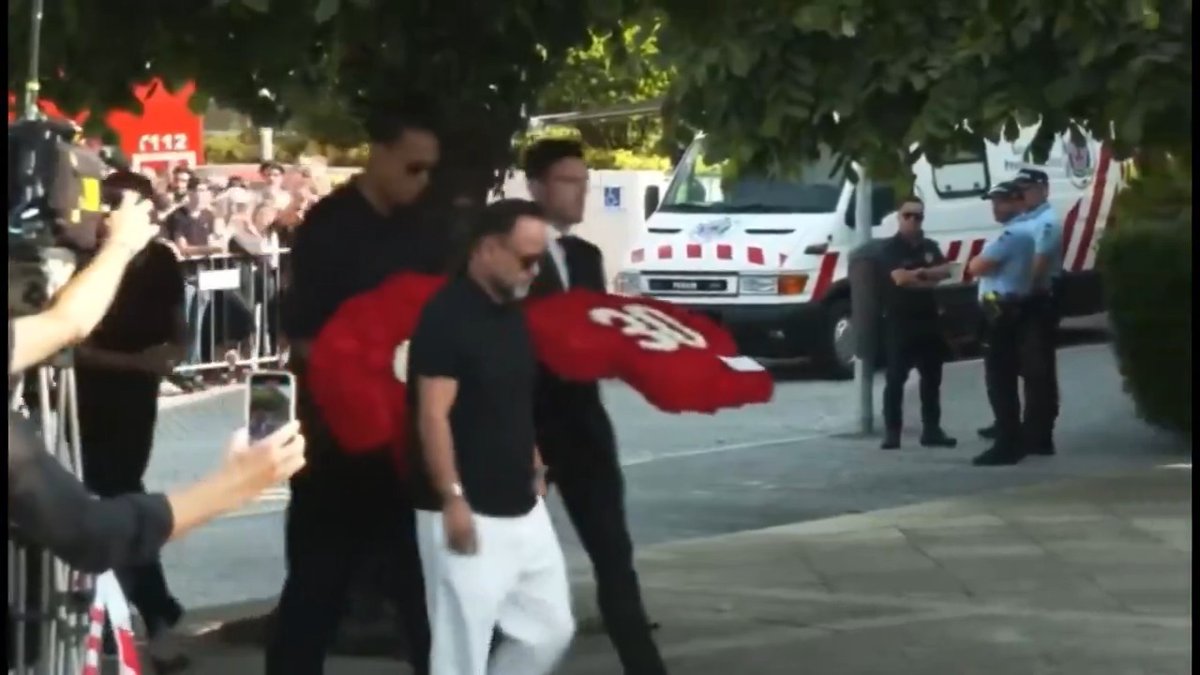 LA DOLOROSA DESPEDIDA DEL PLANTEL DEL LIVERPOOL A DIOGO JOTA 🥺 Los jugadores de los Reds asistieron al funeral para darle el último adiós a su excompañero y a su hermano André Silva