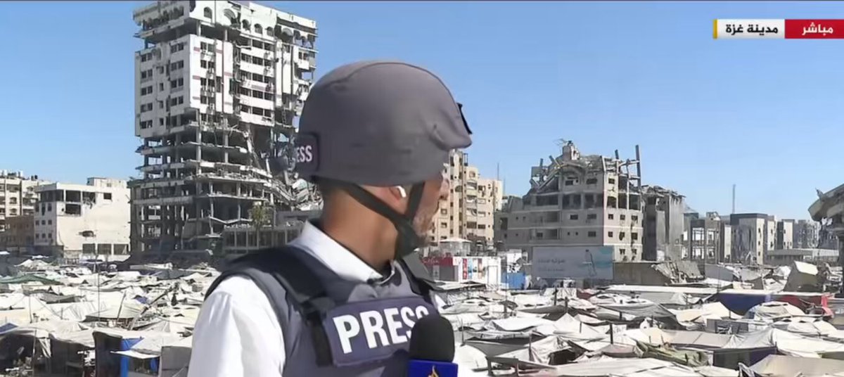 قصف الجيش الإسرائيلي محطة لتحلية المياه، كانت تبدو كبحيرة في وسط الصحراء، يحيط بها الناجون من الموت. تلتف حول تلك المحطة مئات الخيام التي تؤوي عشرات الآلاف من النازحين في مدينة غزة، في ظل شح هائل في المياه الصالحة للشرب. قتلت إسرائيل ثلاثة من العاملين في المحطة وأخرجتها عن الخدمة .