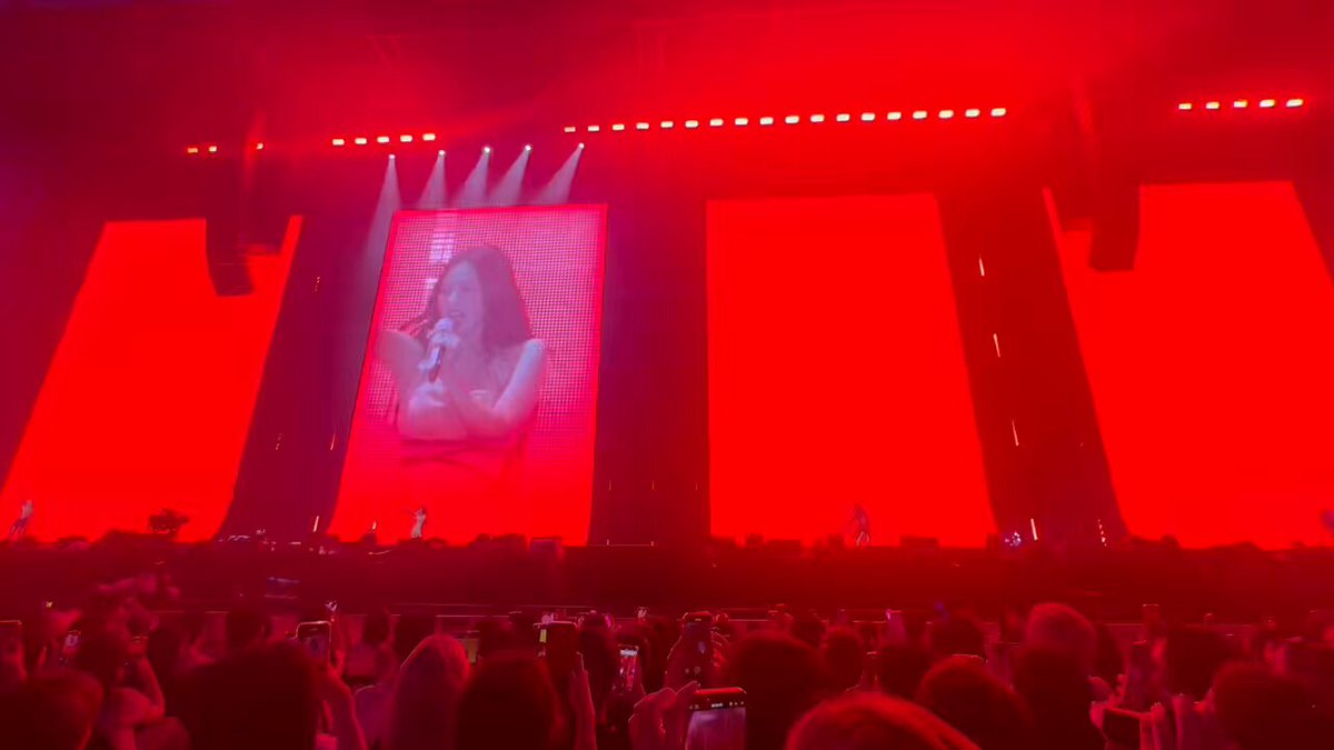 the instrumental stopping and jisoo singing, it's so satisfying
