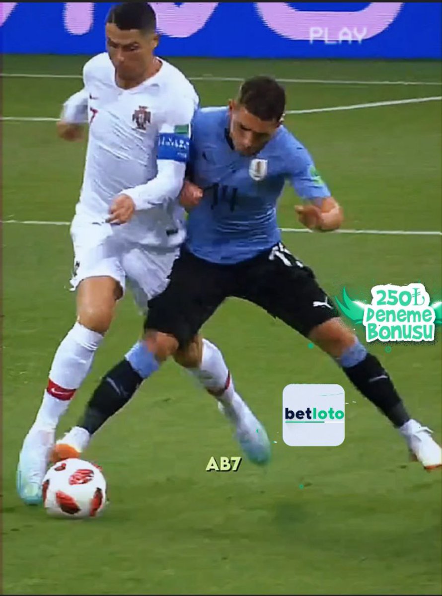 Lucas Torreira, tek omuz darbesiyle Cristiano Ronaldo'yu yere seriyor.