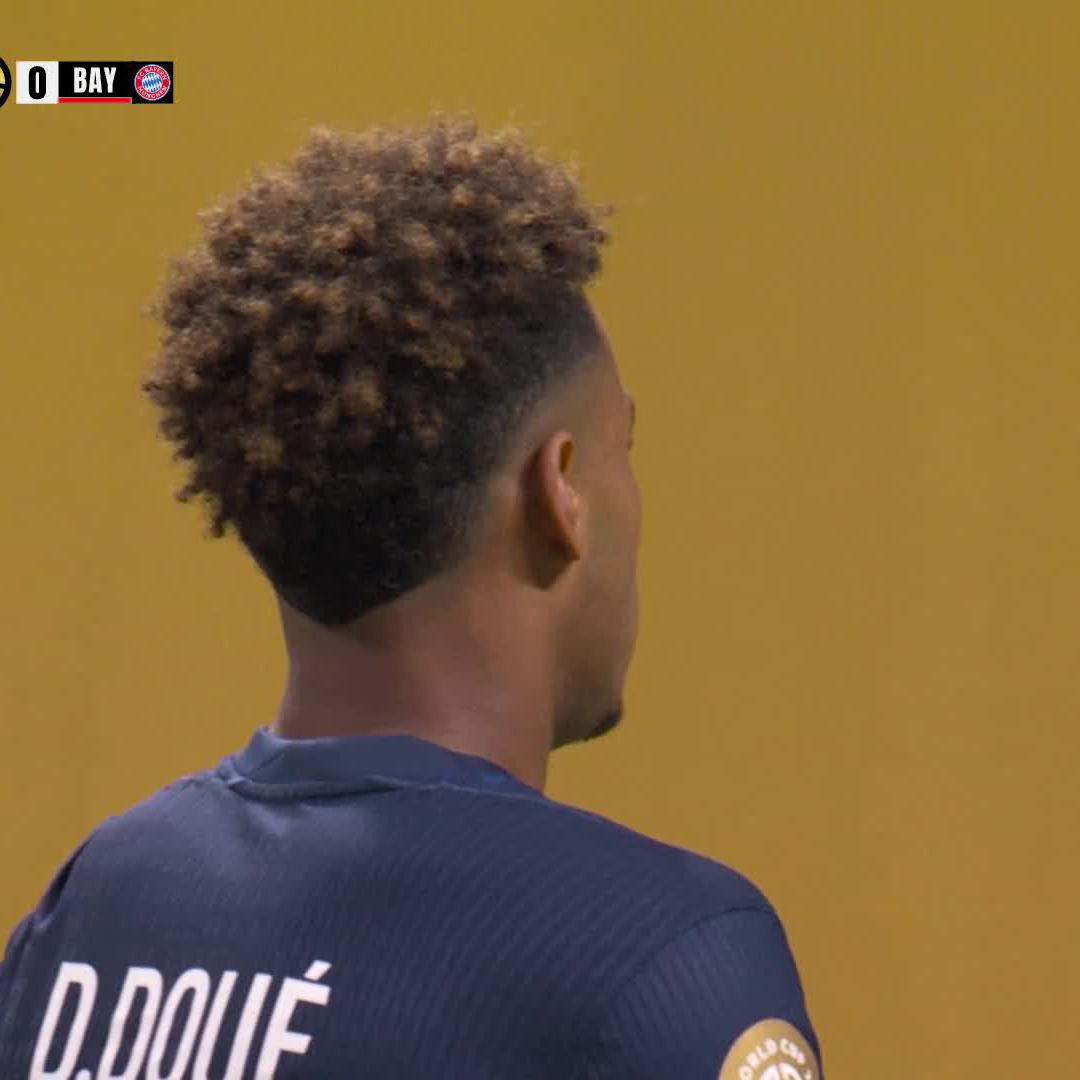 In dieser Position sollte man gegen PSG nicht den Ball verlieren 🥶 #DAZNmoment Den Kracher Bayern gegen PSG beim #FIFACWC seht Ihr jetzt live und for free auf DAZN #TakeItToTheWorld