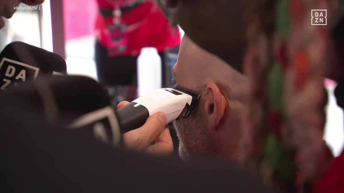 MOMENTO HISTÓRICO DEL TRÍO CALAVERA 😂😂😂😂😂😂😂😂😂 @Pedrodelarosa1 y Toni Cuquerella jugando a ser peluqueros con Antonio Lobato JAJAJJAJAJA #BritishDAZNF1 🇬🇧