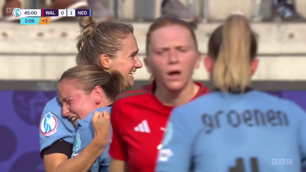 Vivianne Miedema! 💯 That's her 100th goal for her country. Right on the stroke of half-time. #WEuro2025 #BBCFootball