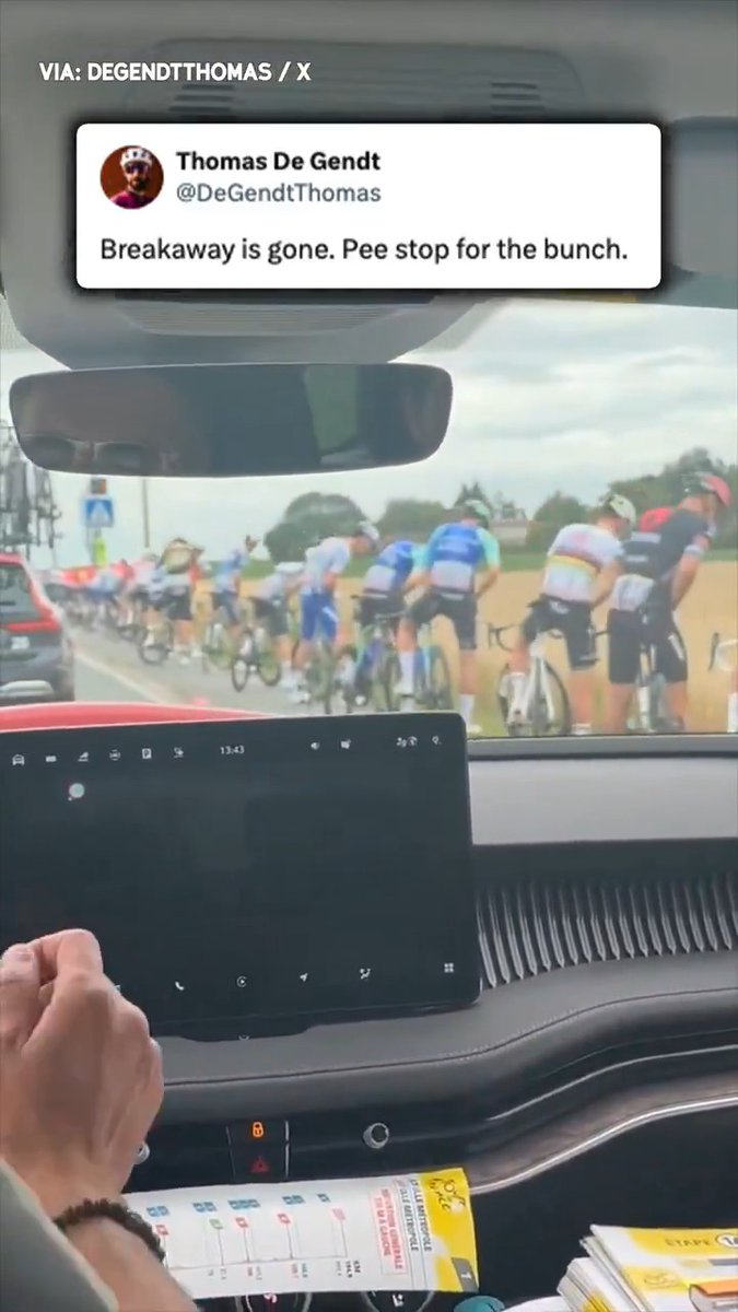 Things you only see at the Tour de France. 😅 #TDF2025 (🎥: Thomas De Gendt)