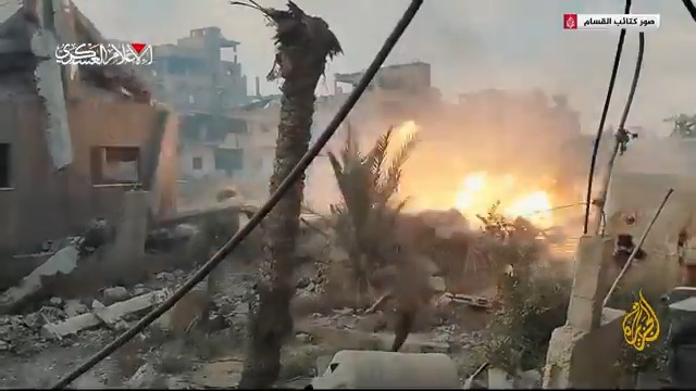 #الجزيرة تعرض مشاهد حصلت عليها لكمين نفذه عناصر كتائب القسام أمس في خان يونس جنوبي غزة، وتظهر إغارة عناصر القسام على تجمع لقوات الاحتلال واستهداف آليات ودبابات إسرائيلية #حرب_غزة #الأخبار