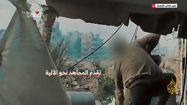 أحد مقاتلي كتائب القسام يتقدم نحو آليتين إسرائيليتين ويلقي عبوتي شواظ بداخلهما ثم يعود قبل احتراق دبابتي الميركافا في منطقة المحطة ضمن معارك خان يونس جنوبي قطاع غزة #حرب_غزة #الأخبار