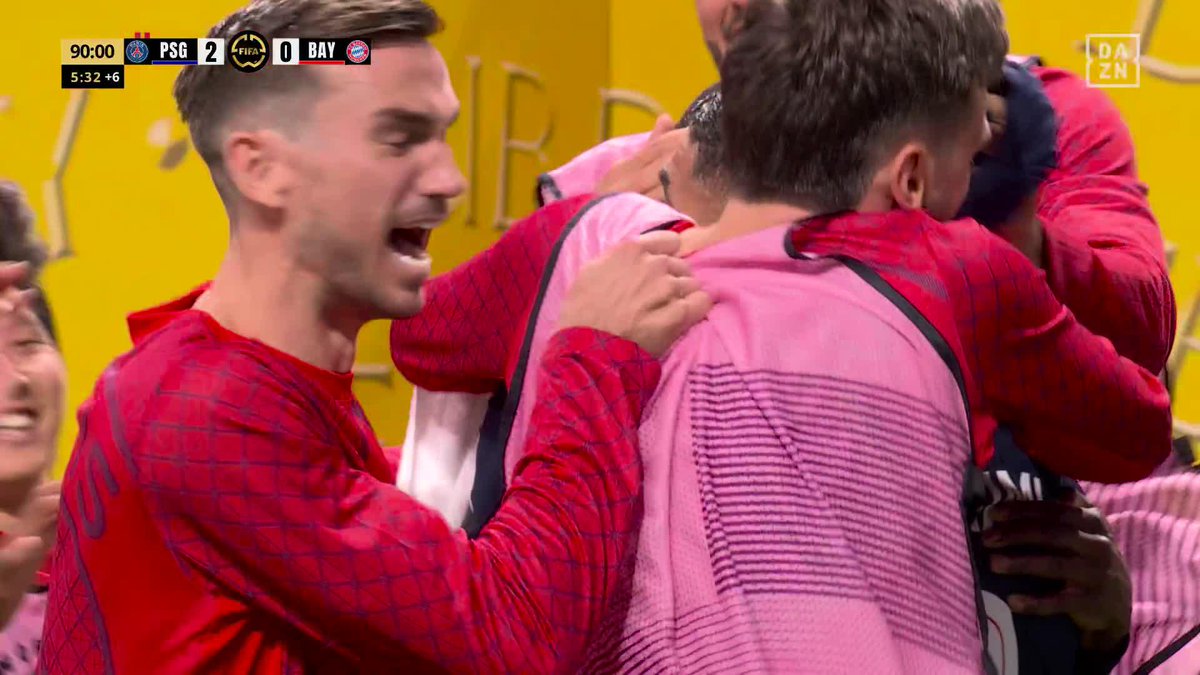 ⚽️ 𝗢𝗨𝗦𝗠𝗔𝗡𝗘 𝗗𝗘𝗠𝗕𝗘́𝗟𝗘́𝗘́𝗘́𝗘́𝗘́𝗘́𝗘́ 🇫🇷 !!!! ❤️💙 À 9 CONTRE 11 PARIS ENFONCE LE CLOU !!!! 🤩 2-0 pour le PSG face au Bayern ! 🎥 DAZN Football