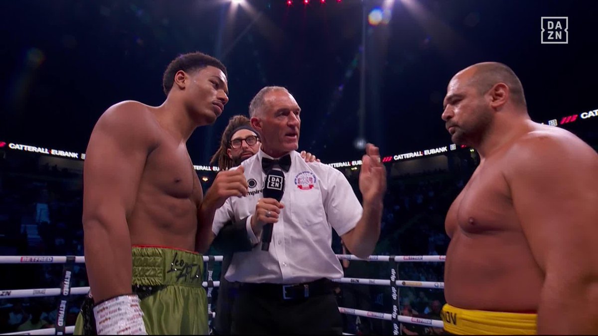 Heavyweight bout Leo Atang and Milen Paunov is now underway 😳 #CatterallEubank | Live NOW on DAZN