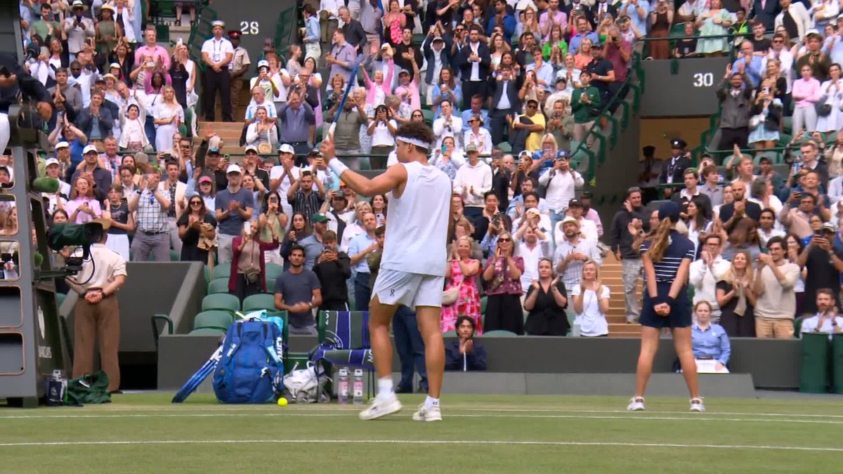 Still to drop a set. Ben Shelton defeats Marton Fucsovics 6-3, 7-6(4), 6-2 to move into the fourth round 🫡 #Wimbledon