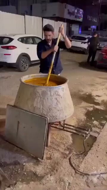 بكر خالد أحد مشاهير سُنة العراق في وسائل التواصل الإجتماعي ، رغم إن أسمه ( بكر ) وإسم والده ( خالد ) ورغم كل الىىب الذي يتعرض له بسبب إسمه وإسم والده ولكنه مُصر على أن يكون لوكي متملق بلا عقيدة ويطبخ للحسين!