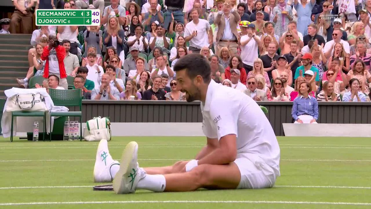 ¿SE LO PERDIERON? 😱 EL PUNTAZO DE DJOKOVIC QUE DEJÓ CON LA BOCA ABIERTA A TODO WIMBLEDON Disfruta del torneo por ESPN y #DisneyPlus.
