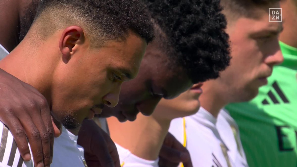 El minuto de silencio previo al Madrid-Dortmund. TAA con la expresión perdida.