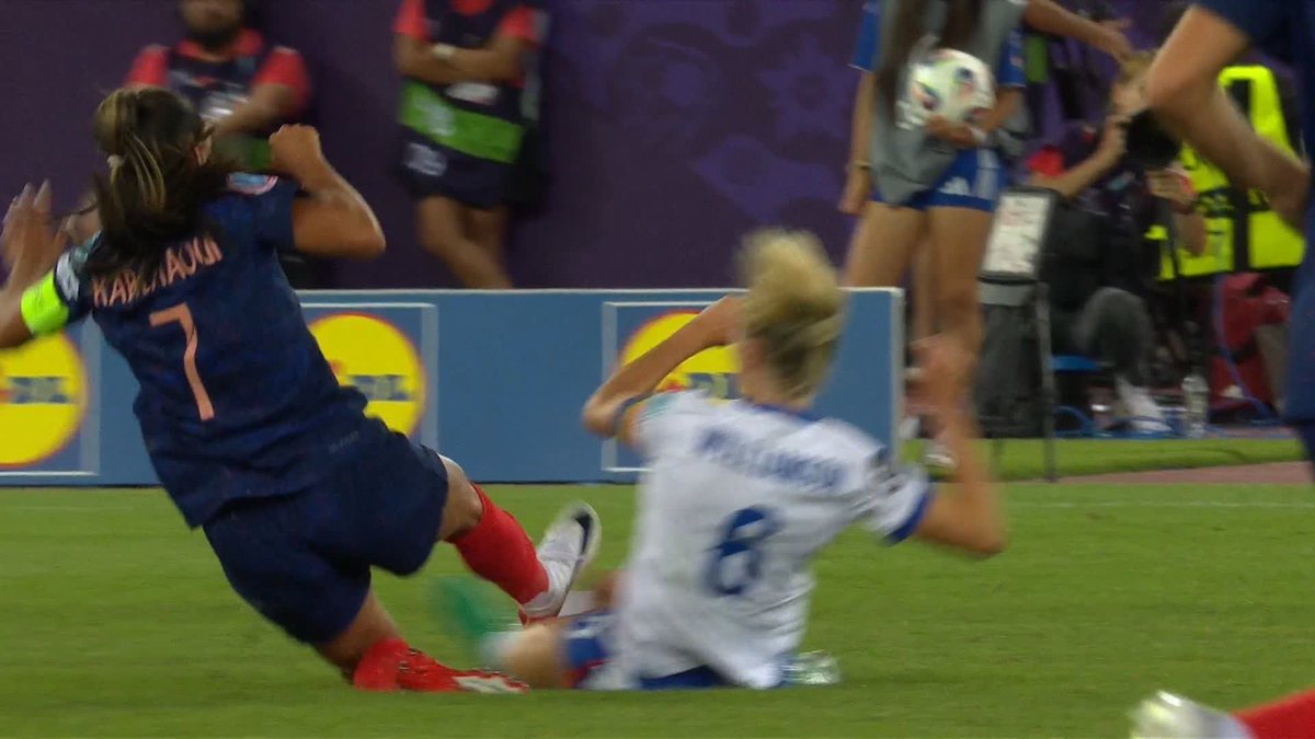 A BIG challenge from Sakina Karchaoui on Leah Williamson, which goes unpunished 👀
