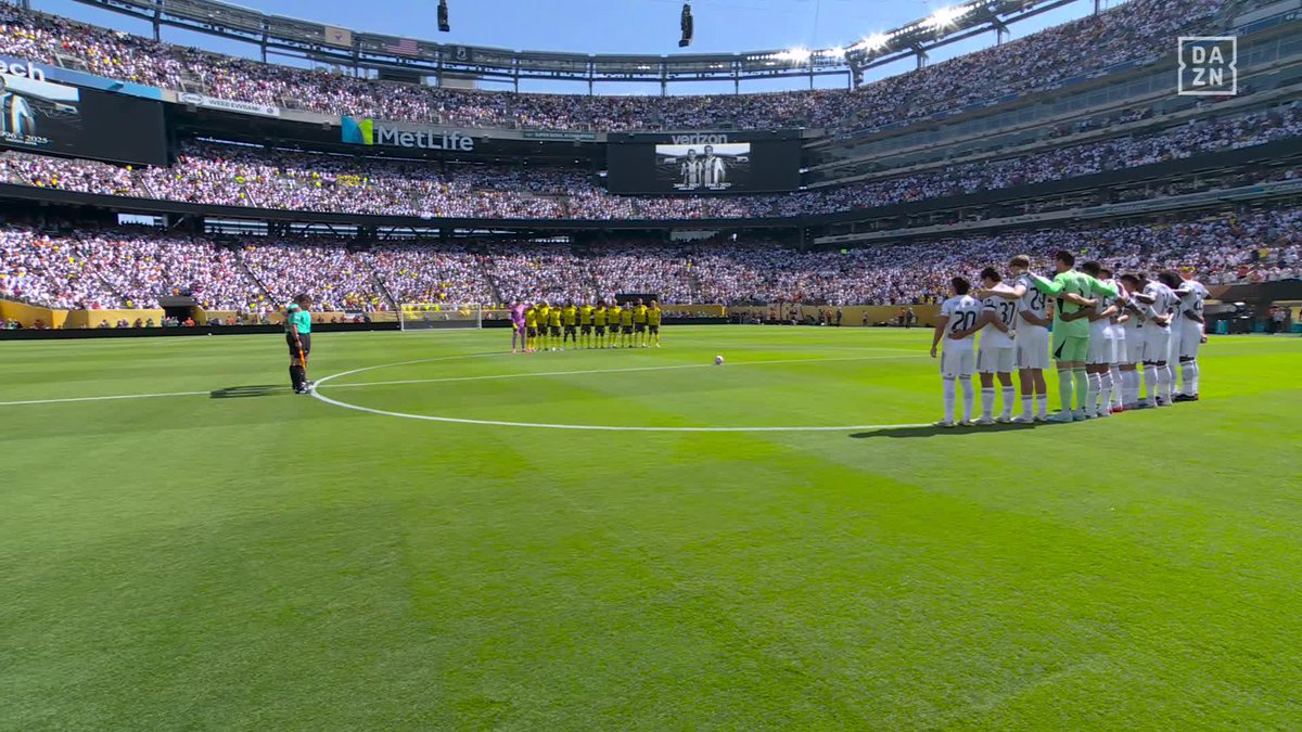 Isto sim é um minuto de silêncio!! Muitos Parabéns ao Real, ao Dortmund e aos adeptos presentes! Respeito máximo! 🤍