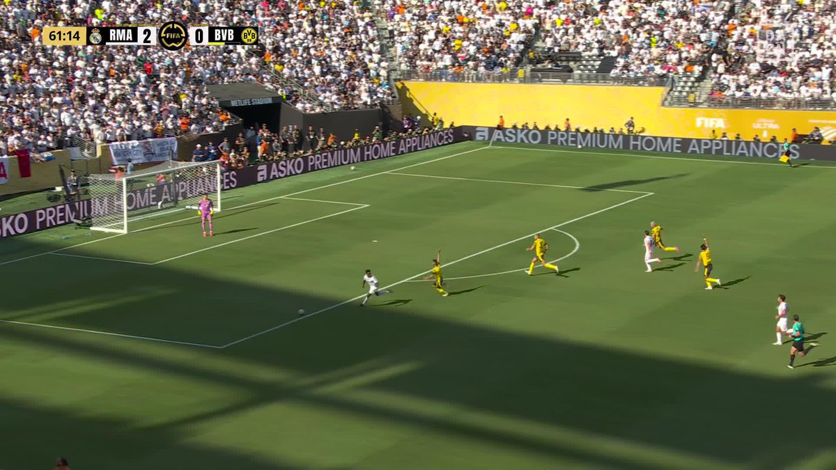 One touch passing. Calm under pressure. Breaking the lines like it’s nothing. Real Madrid are cooking under Xabi 😭🤍🤍