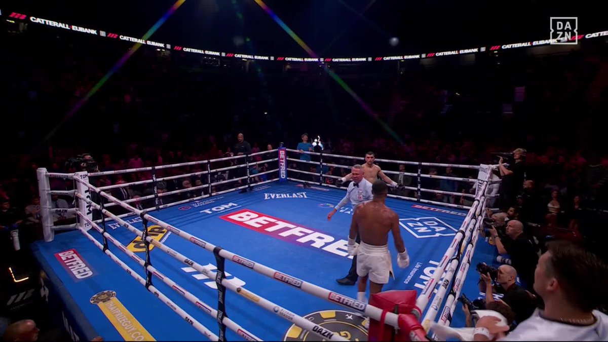 THE REF WAVES IT OFF DUE TO CATTERALL EYE CUT WOW 🤯 Fair call? #CatterallEubank | Live NOW on DAZN