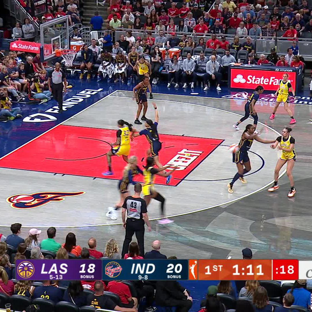 Julie Vanloo with her first bucket in purple and gold. 💛💜 Julie Vanloo x WNBA