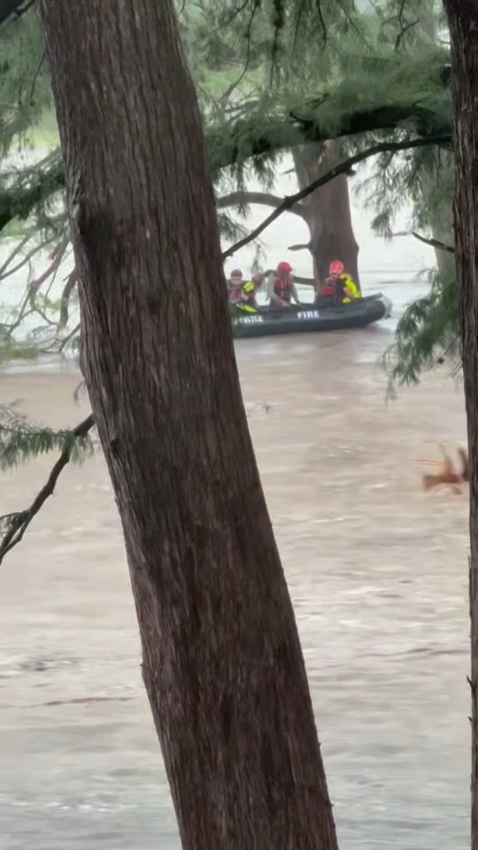 Hallelujah 🙏 Watch as crews save someone from a fast flowing river in Texas. Keep praying ❤️