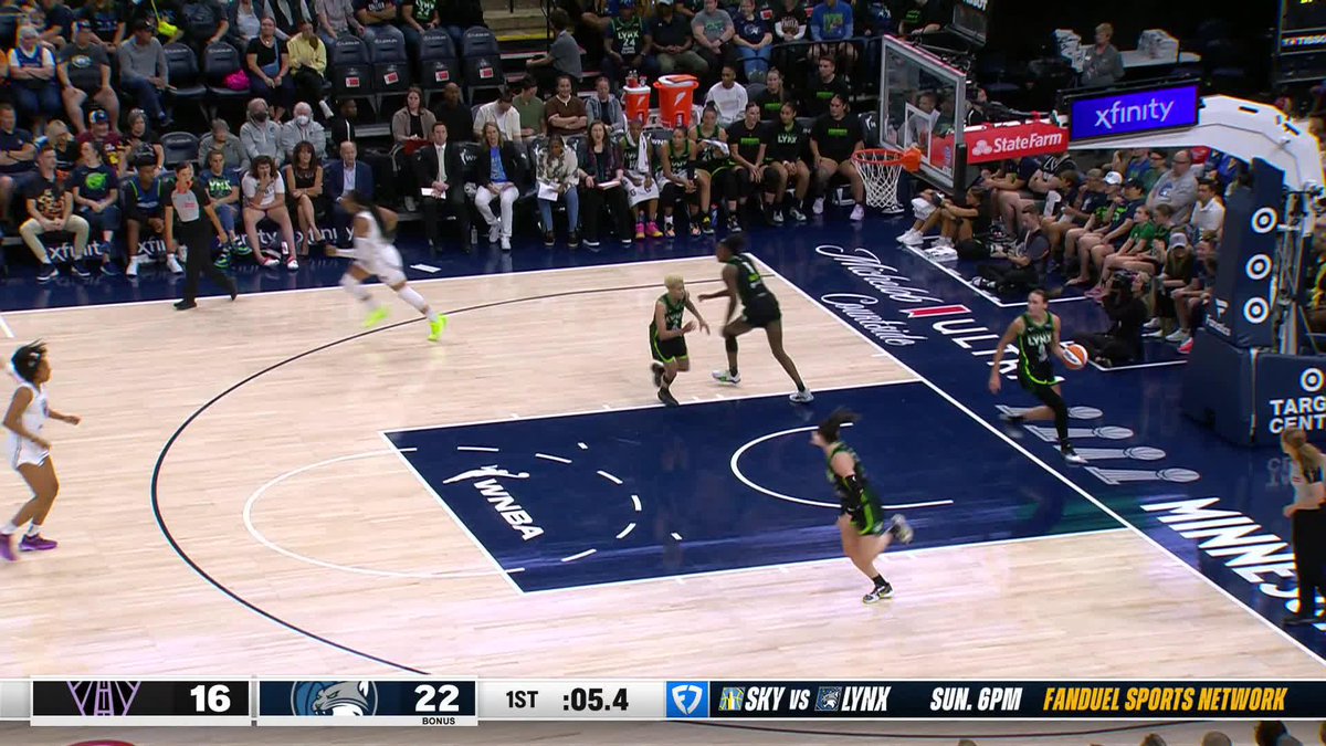Diamond Miller beats the buzzer!