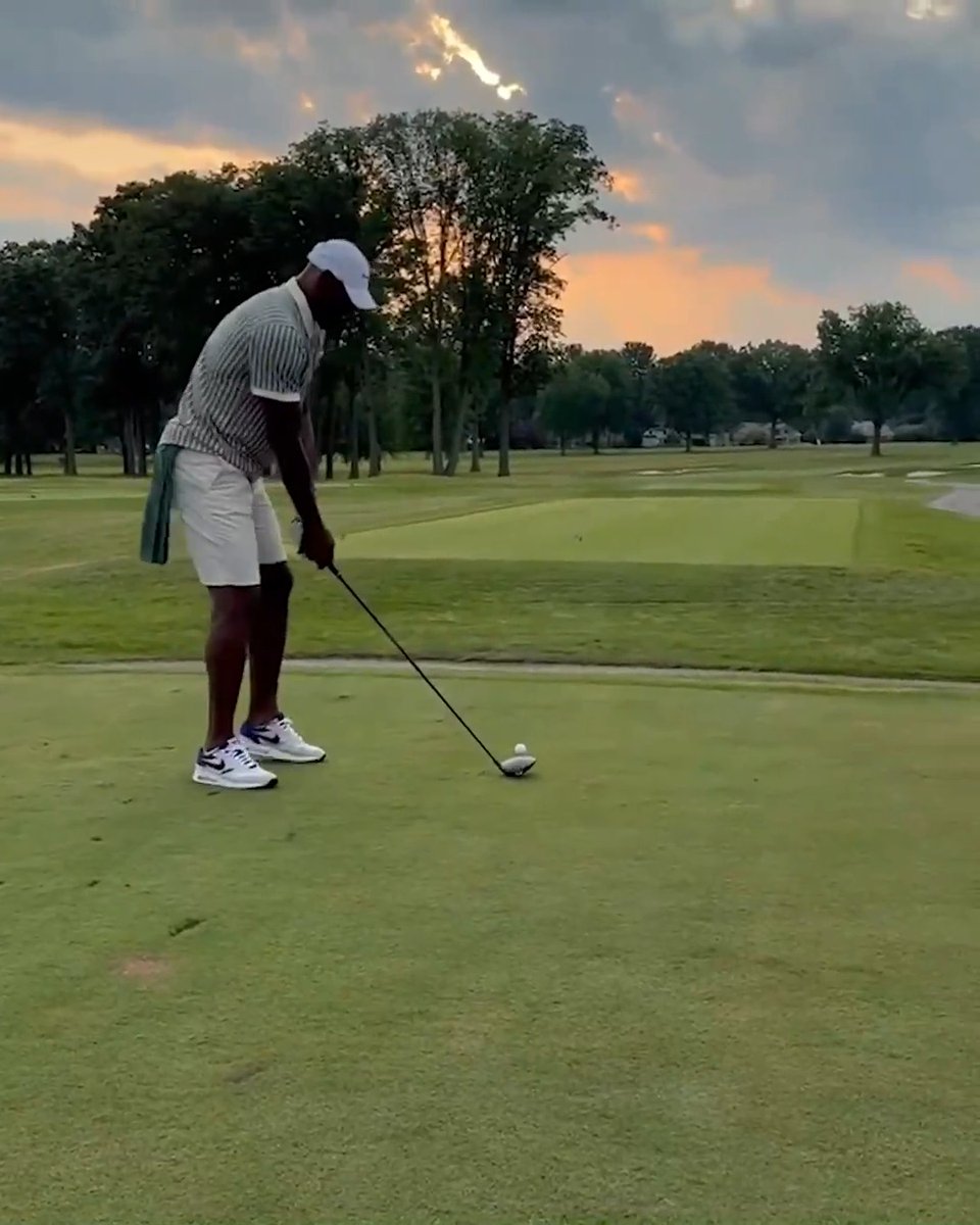 LeBron James has caught the golf bug. 😂 ( 📹: LeBron James)