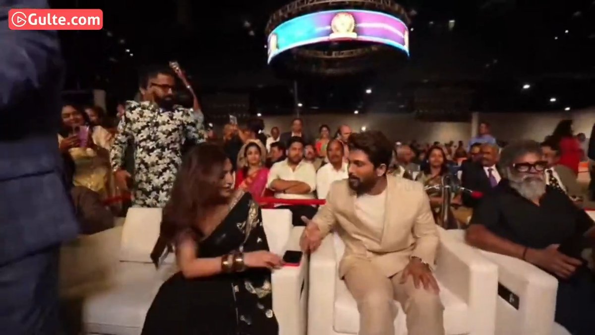 #AlluArjun arrives to a grand welcome at #NATS Sambaralu 2025. #NATS2025