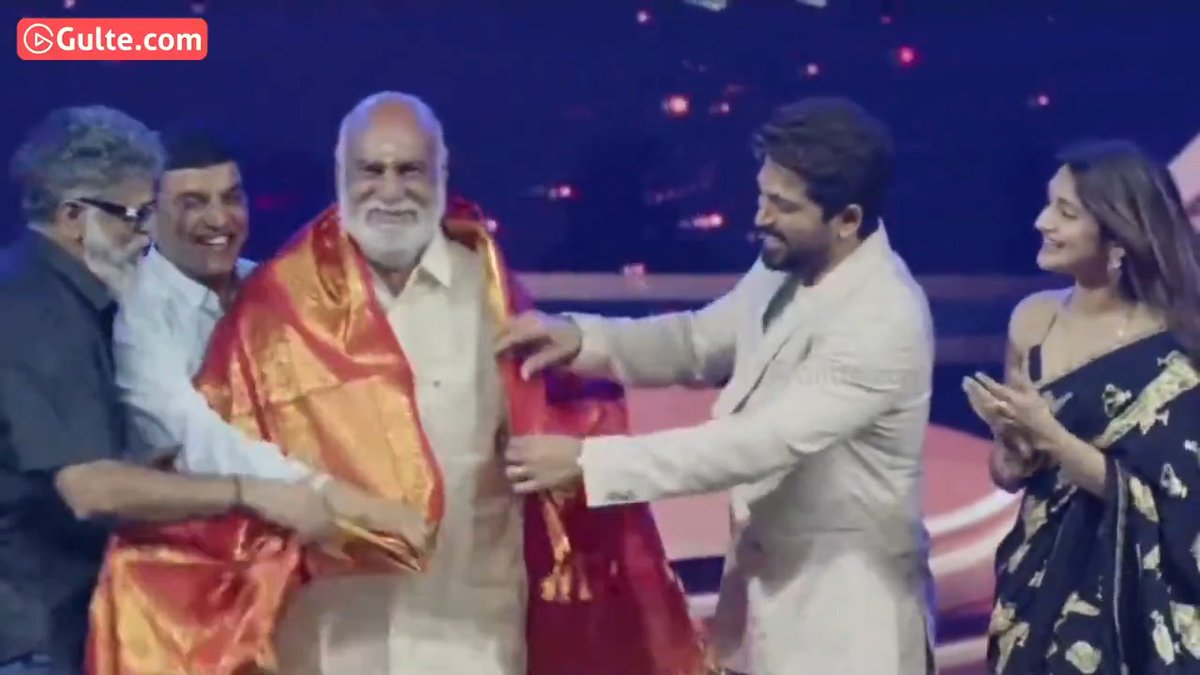 Director #RaghavendraRao garu was felicitated by #AlluArjun, #Sukumar, #DilRaju, and #Sreeleela at the #NATS Sambaralu Event 2025. #NATS2025