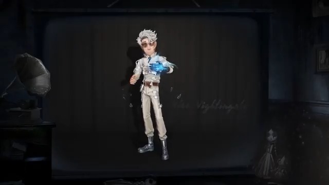 新シーズンは7月10日よりスタート! S38推理の径報酬 幸運児の衣装が登場✨ 早速衣装プレビューを見てみよう! 青い光を放つ左手は一体...? 彼が身につけるレーダーから 謎の周波数が漂っているの! 携帯品やアイコンなども登場♪ 推理の径を全力ダッシュなの! #IdentityV #第五人格