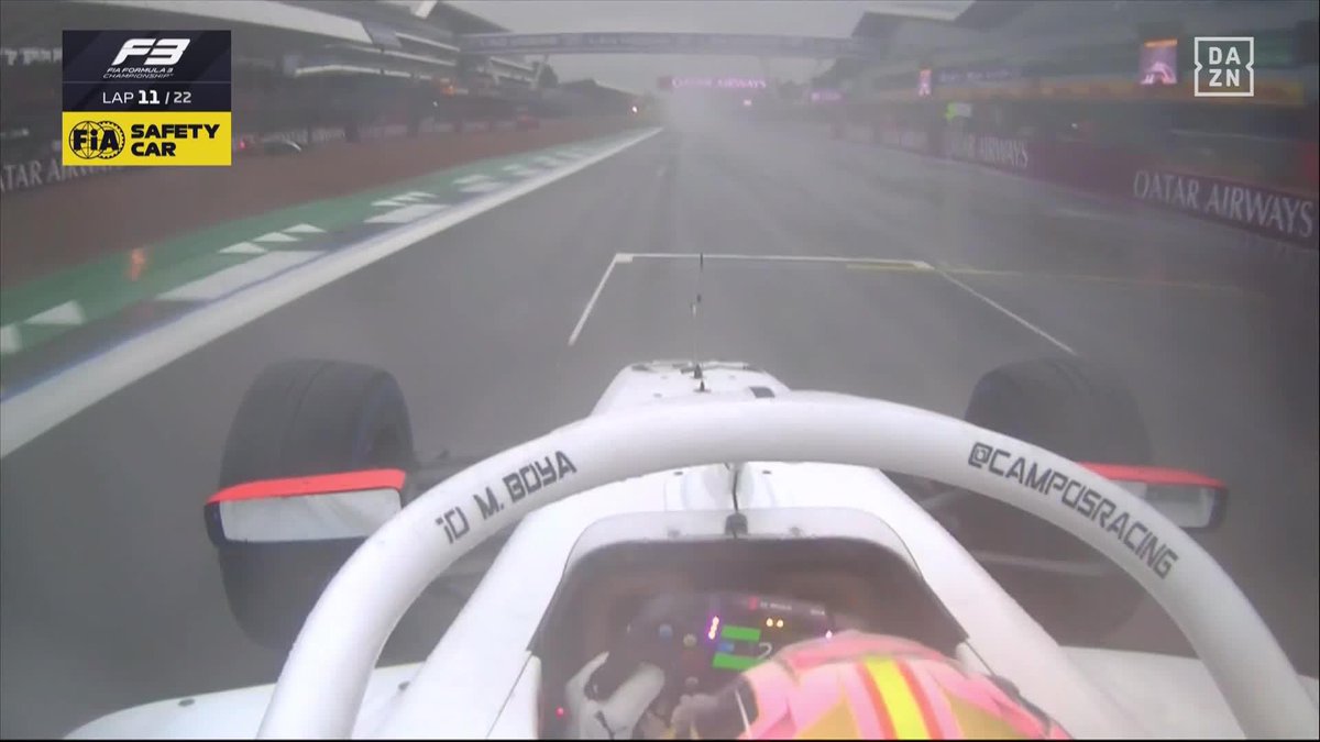 ¡Está cayendo una tromba de agua monumental en Silverstone! 😱 Mari Boya sigue liderando la carrera bajo Safety Car #BritishDAZNF1 🇬🇧