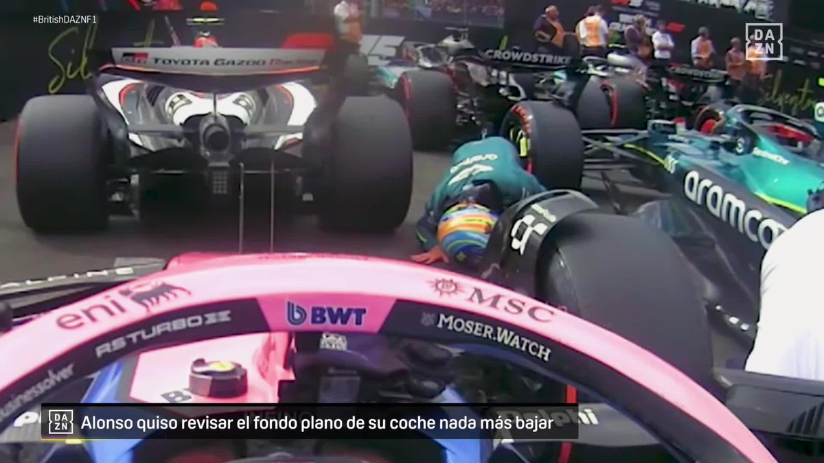 Inspector Alonso 🔎 Fernando revisó su suelo nada más bajarse del coche tras la clasificación. Sufrió un golpe en su primer intento de Q3 #BritishDAZNF1 🇬🇧