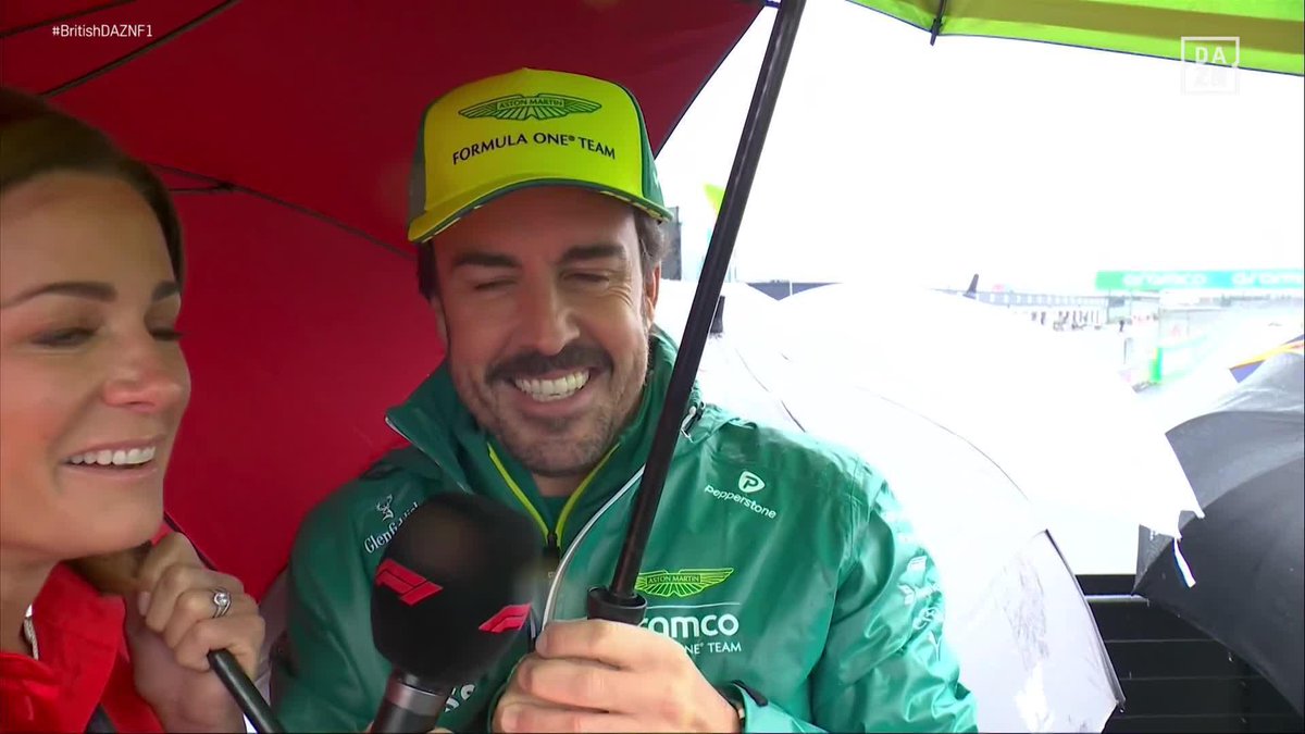 Está lloviendo a cántaros, tiene una sonrisa de oreja a oreja y suelta que espera un 'resultado loco' para terminar 'en todo lo alto' ALONSO QUIERE HACER LOCURAS ☔☔☔☔☔ #BritishDAZNF1 🇬🇧