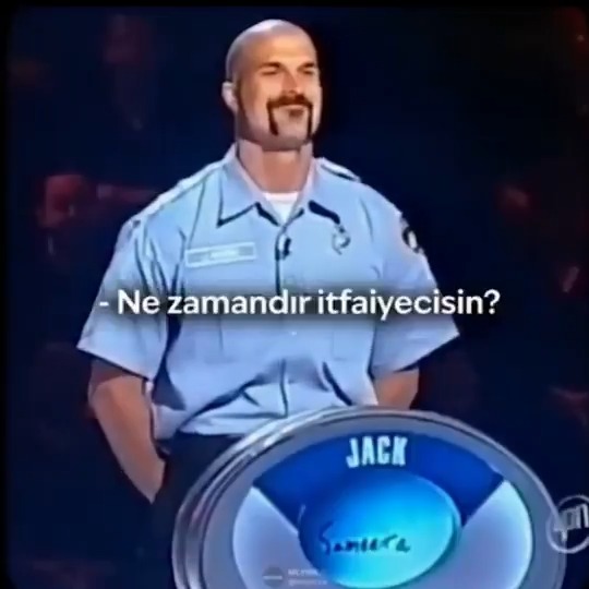 İtfaiyeci kendisiyle dalga geçen sunucuya gerekli cevabı veriyor.