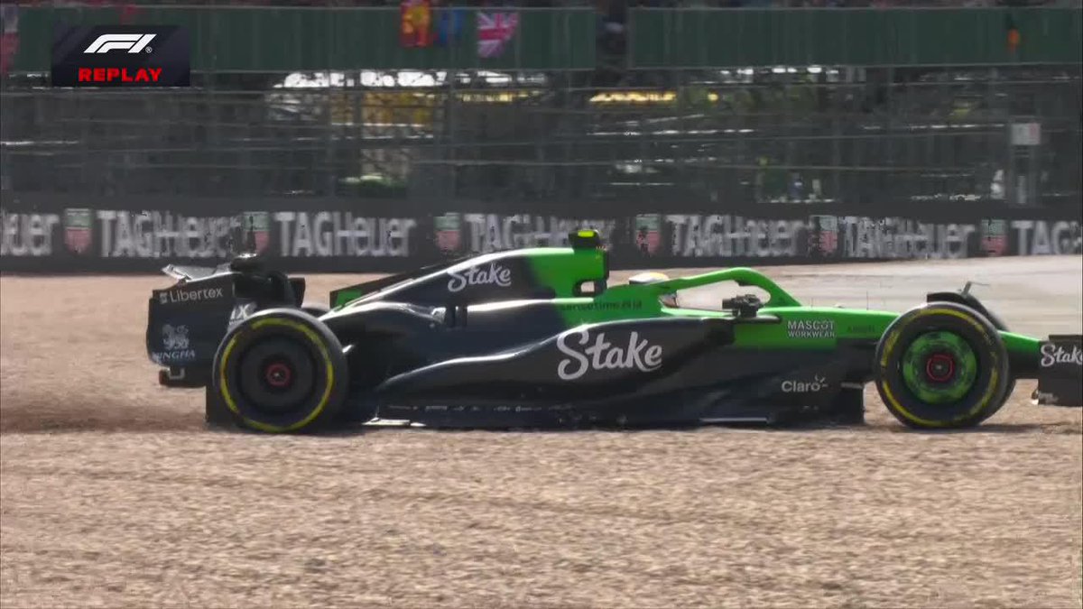 "Gabriel Bortoleto" Porque se le fue el auto, rompió el ala trasera y terminó abandonando el Gran Premio de Gran Bretaña. Se le fue el Sauber con la pista mojada y se hizo pija, se están yendo todos, la concha de la lora.