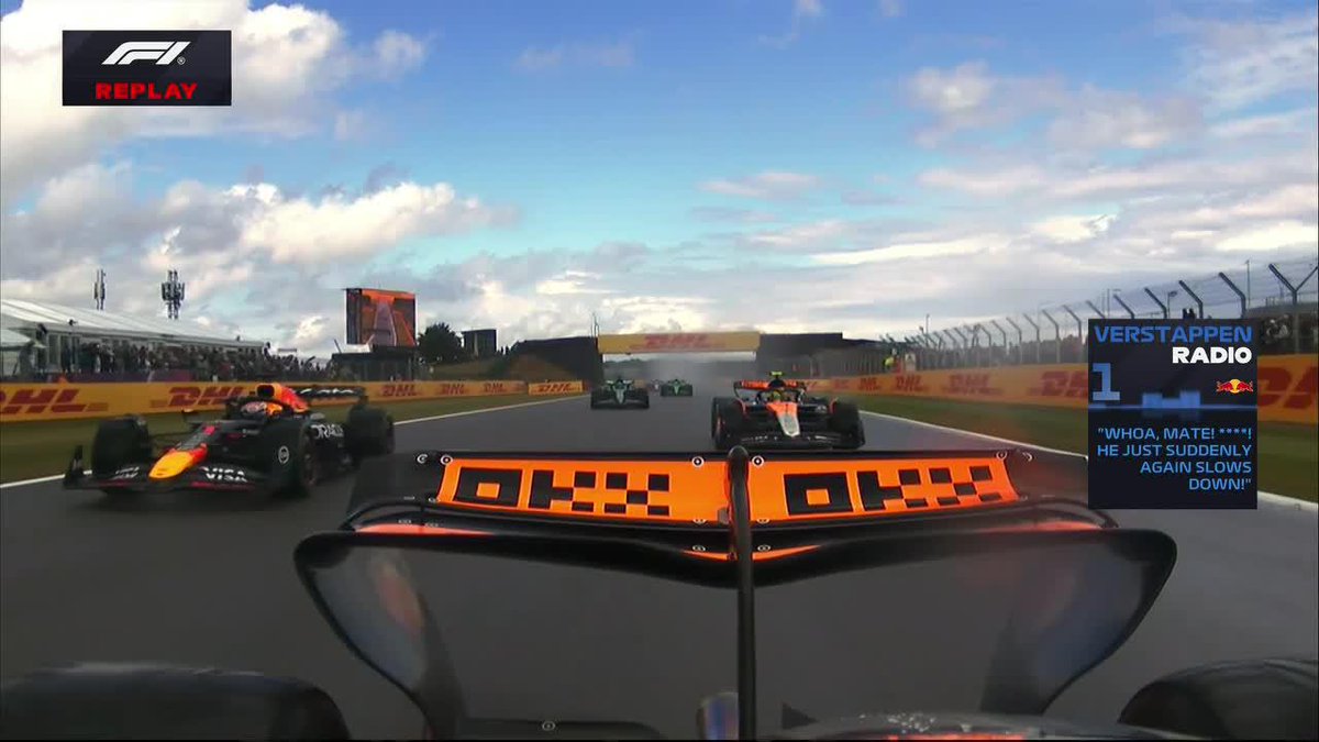"Oscar Piastri" Porque frenó de golpe y casi se hace mierda con Max Verstappen mientras estaba el safety car en el Gran Premio de Gran Bretaña. Qué mierda hacía el pelotudo, encima le metieron 10 segundos de sanción al australiano hijo de re mil puta.