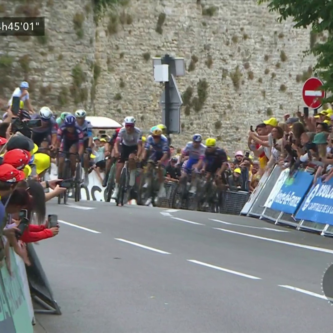 Mathieu van der Poel holds off Tadej Pogačar to take the yellow jersey on Stage 2 of the Tour de France! 🟡