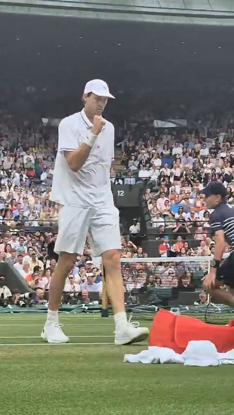 🇨🇱 Nico Jarry ganó el tercer set por 7-6 (7) y sigue con vida en #Wimbledon. 🔥