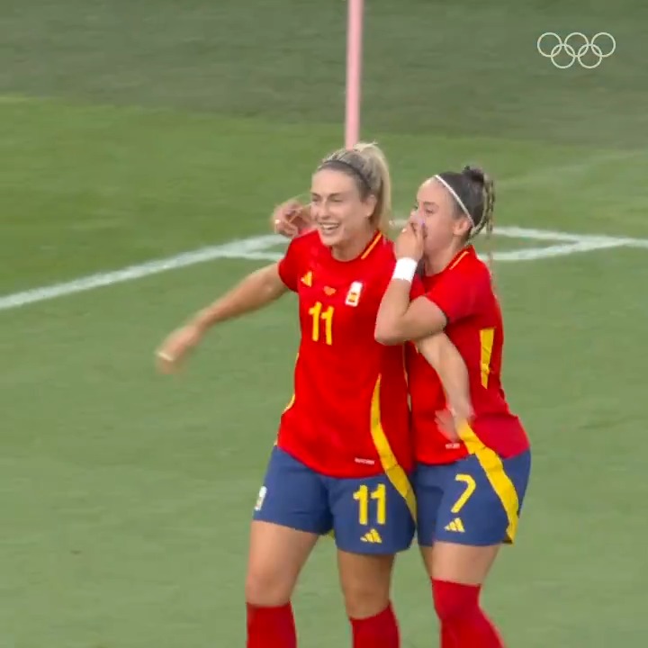 It’s not a free-kick. It’s a Putellas classic. 🤩