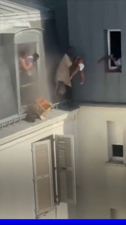 🇫🇷 "Sans réfléchir, c’était automatique". Fousseynou Cissé, héroïque, a sauvé d’un incendie 6 personnes de la même famille, dont 2 bébés, à Paris. Au bord du vide et du 6ème étage, il a aidé la famille à traverser le bord en portant les enfants.