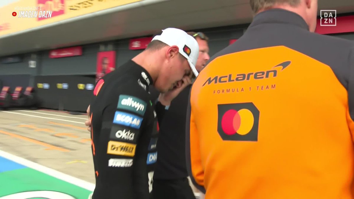 Lando Norris acaba de hacerse mucho daño en un ojo en la celebración del doblete de McLaren. Varios integrantes del equipo se lo han tenido que llevar al garaje acompañado porque se veía visiblemente dolido. Esperemos que no sea nada.