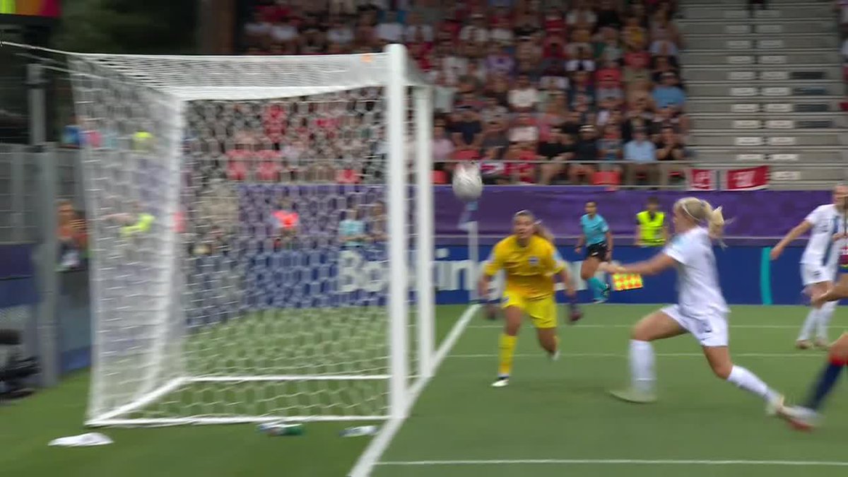 🤯🇳🇴 ¿Tiro o centro? Como sea, GOLAZO de Caroline Graham Hansen para poner a ganar a Noruega. Provovó el autogol y marcó el segundo. Figura total. #WEURO2025