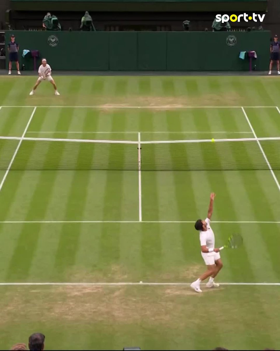 Esta bola de Rublev valeu o set point 😱 O russo acabou por vencer o primeiro set a Alcaraz 🫡 #sporttvportugal #TENISnaSPORTTV #Wimbledon #AndreyRublev #CarlosAlcaraz