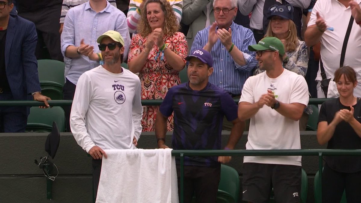WHAT A WAY TO FINISH IT OFF! 🤩 Cameron Norrie is into the quarter-finals of #Wimbledon after being forced to a decider by Nicolas Jarry, but he gets it done by winning 6-3, 7-6(4), 6-7(7), 6-7(5), 6-3 🇬🇧 Just look at what it means 😁