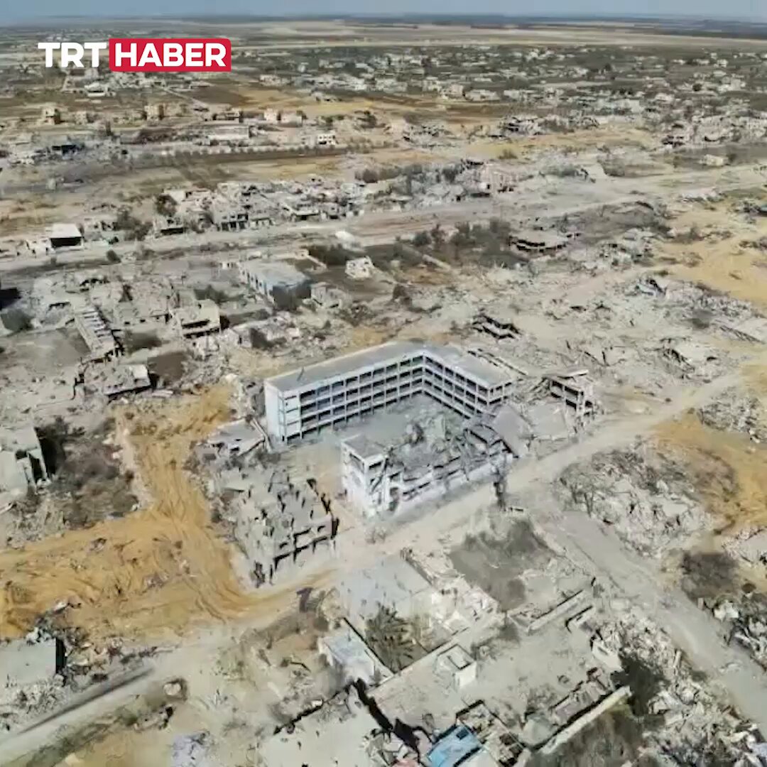 Katil İsrail Refah'taki bir okulu havaya uçurduğu anları yayınladı.