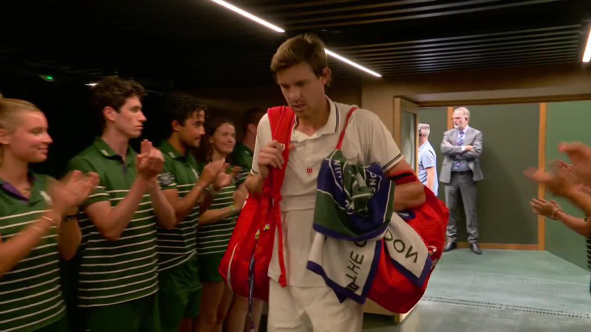 ¡Merecidísima ovación para Nico Jarry tras su torneazo en #Wimbledon! 👏🇨🇱