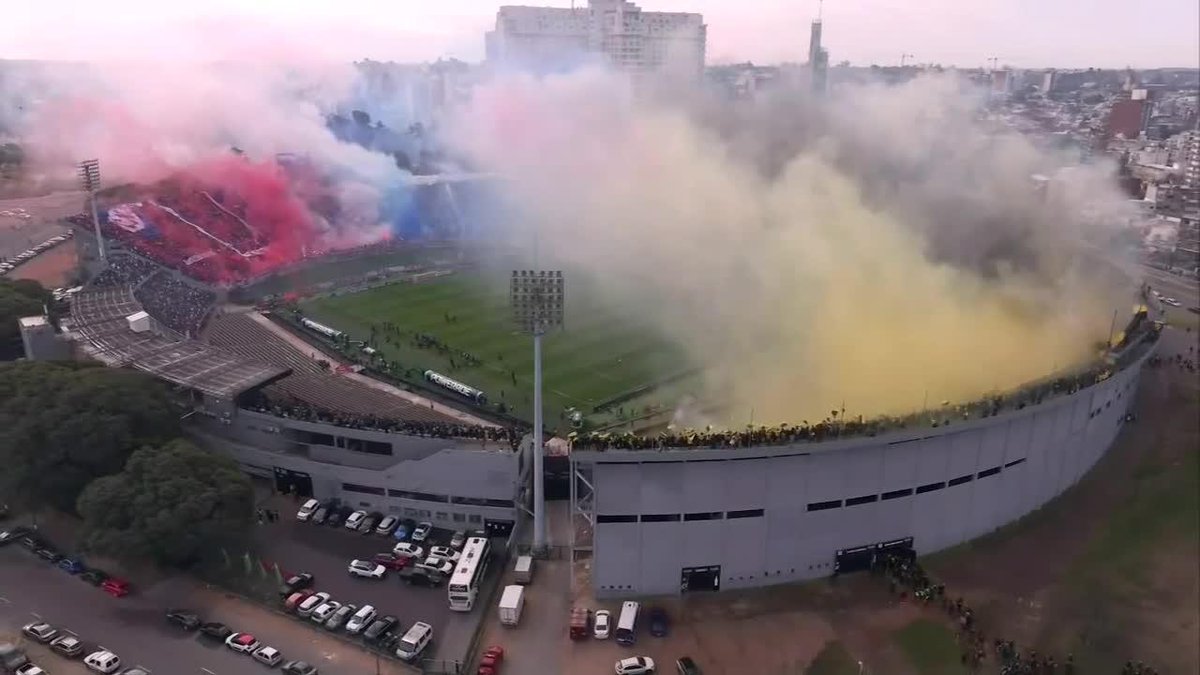 Pasan jugadores, entrenadores y directivos. Los hinchas siempre son los mismos. Máxima que cabe para cualquier club. Hermosos recibimientos para Nacional y Peñarol en la final del Torneo Intermedio 🇺🇾⚽️
