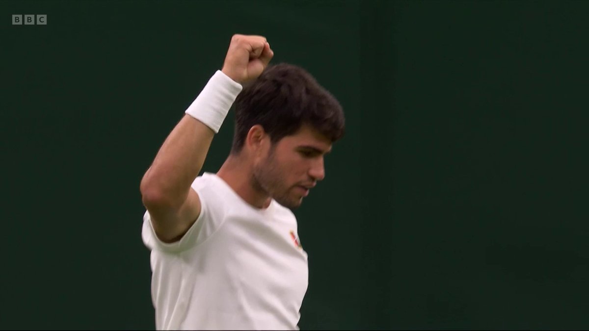 Centre Court stands to applaud the brilliance of Carlos Alcaraz 👏 "He couldn't have played a better point!" 🔥🤩 #Wimbledon